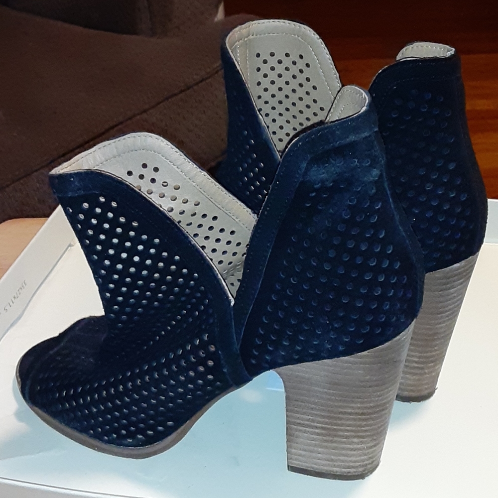 Shoes - Picture 3 of 4